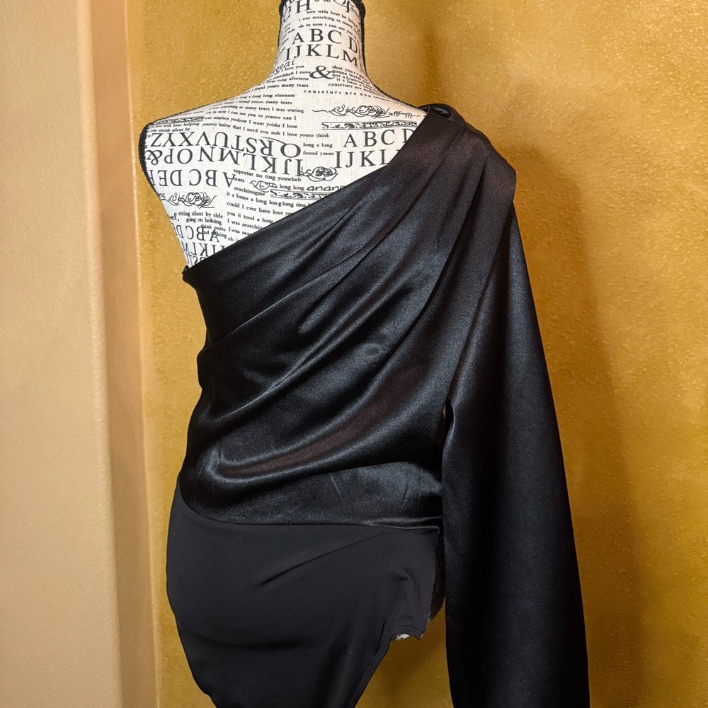 Elegant Black One-Shoulder Top - Picture 4 of 4